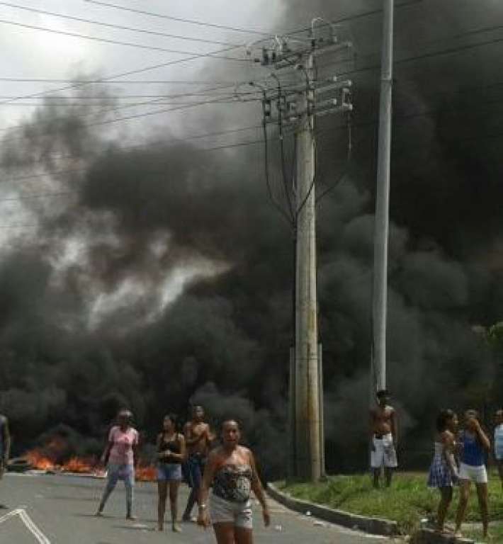 Salvador: moradores fazem protesto na Avenida São Rafael