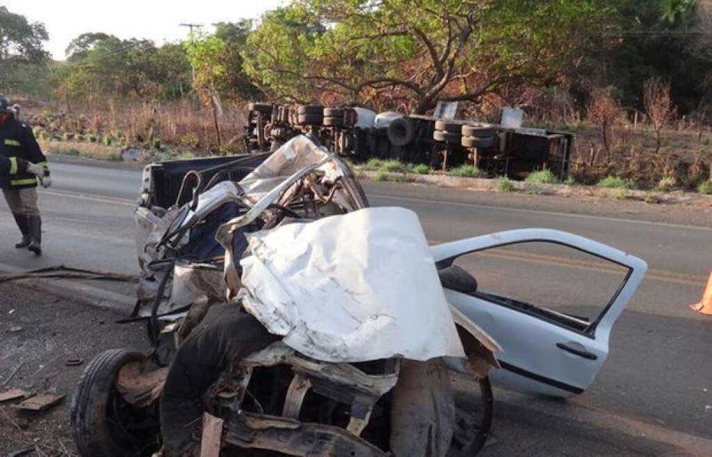 Colisão entre carro e caminhão deixa dois mortos