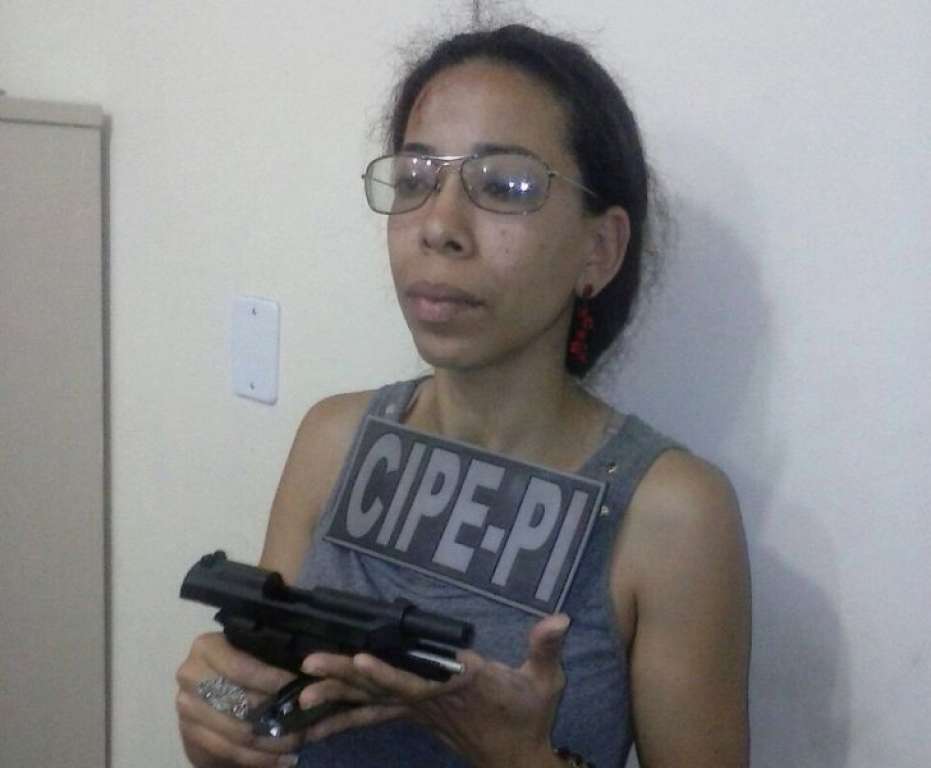 Lauro de Freitas: Mulher é presa com pistola após assaltar ônibus