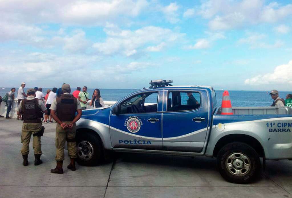 Dois corpos são encontrados boiando na praia da Barra