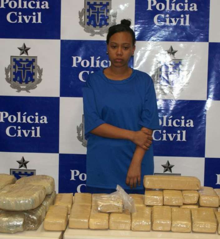 Casal é preso com carregamento de 26 kg de maconha em Salvador