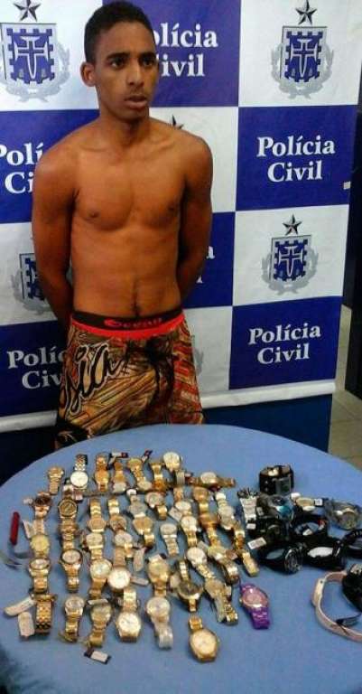 Jovem é preso com 80 relógios furtados
