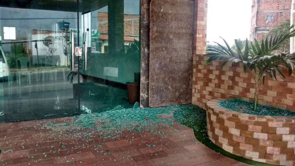 Igreja em Simões Filho tem portas de vidros quebradas e objetos são roubados