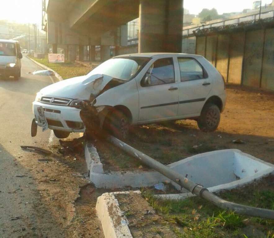 Carro derruba poste após acidente em Salvador