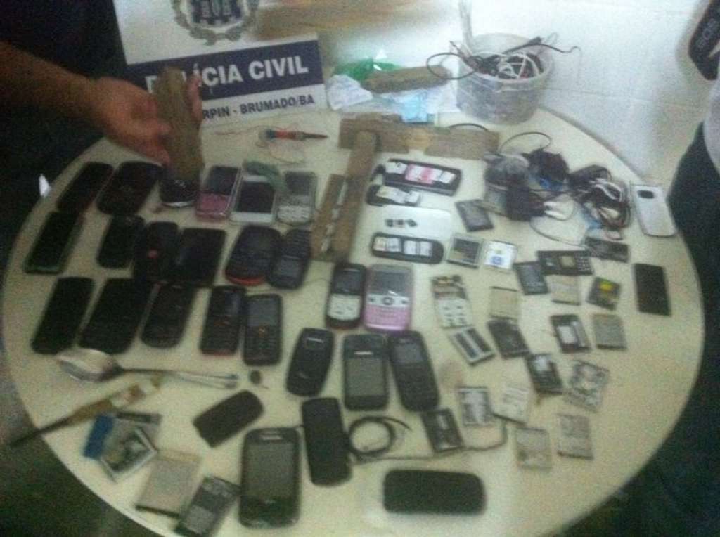 Polícia apreende dezenas de celulares dentro de carceragem