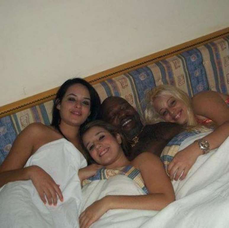 Catra posta foto cercado de três mulheres na cama e recebe elogios de seguidores