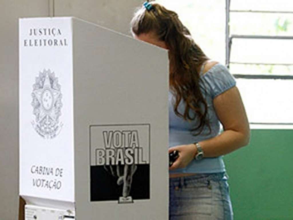 Eleições 2014: proibido uso de celular na cabine de votação