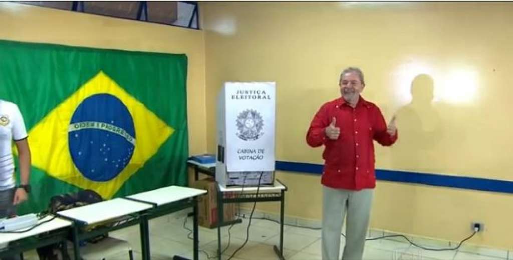 Lula vota junto com sua mulher no ABC e houve princípio de tumulto entre petistas e tucanos