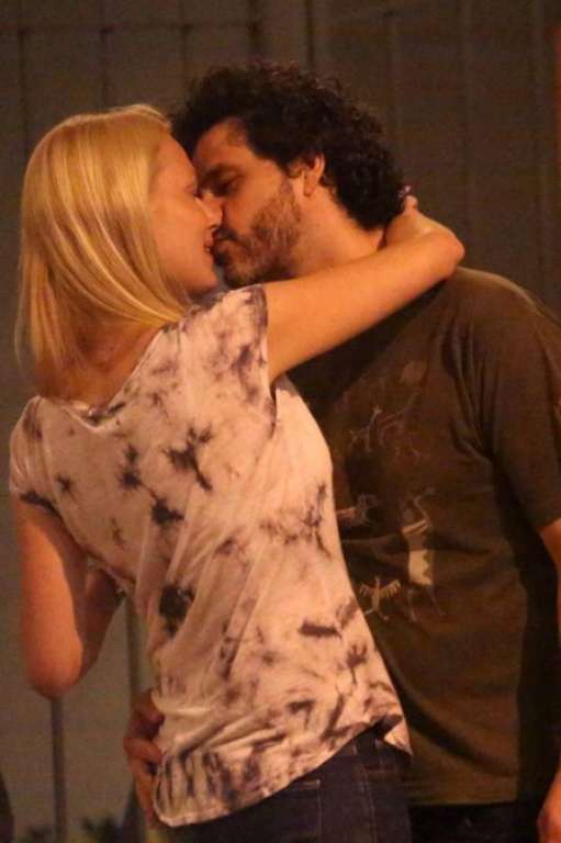 Bruno Garcia beija muito a namorada em bar do Leblon; modelo gaúcha mora em São Paulo