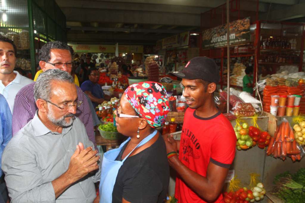 Camaçari: prefeito visita Centro Comercial