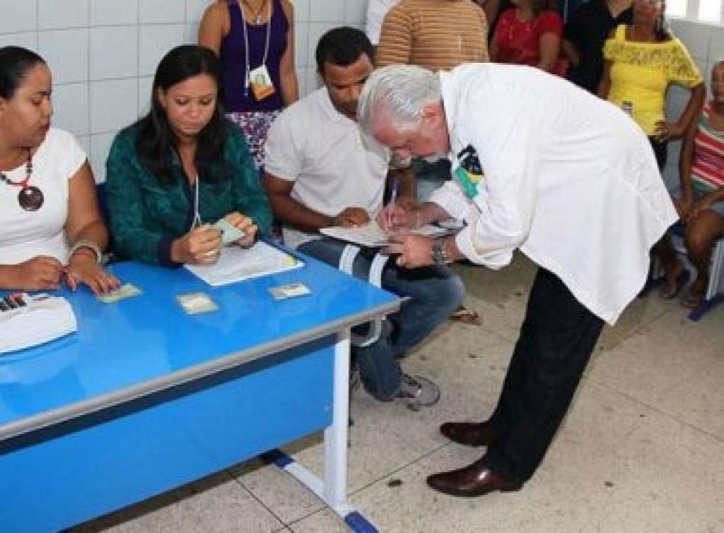 Jaques Wagner vota em Camaçari e parabeniza TSE