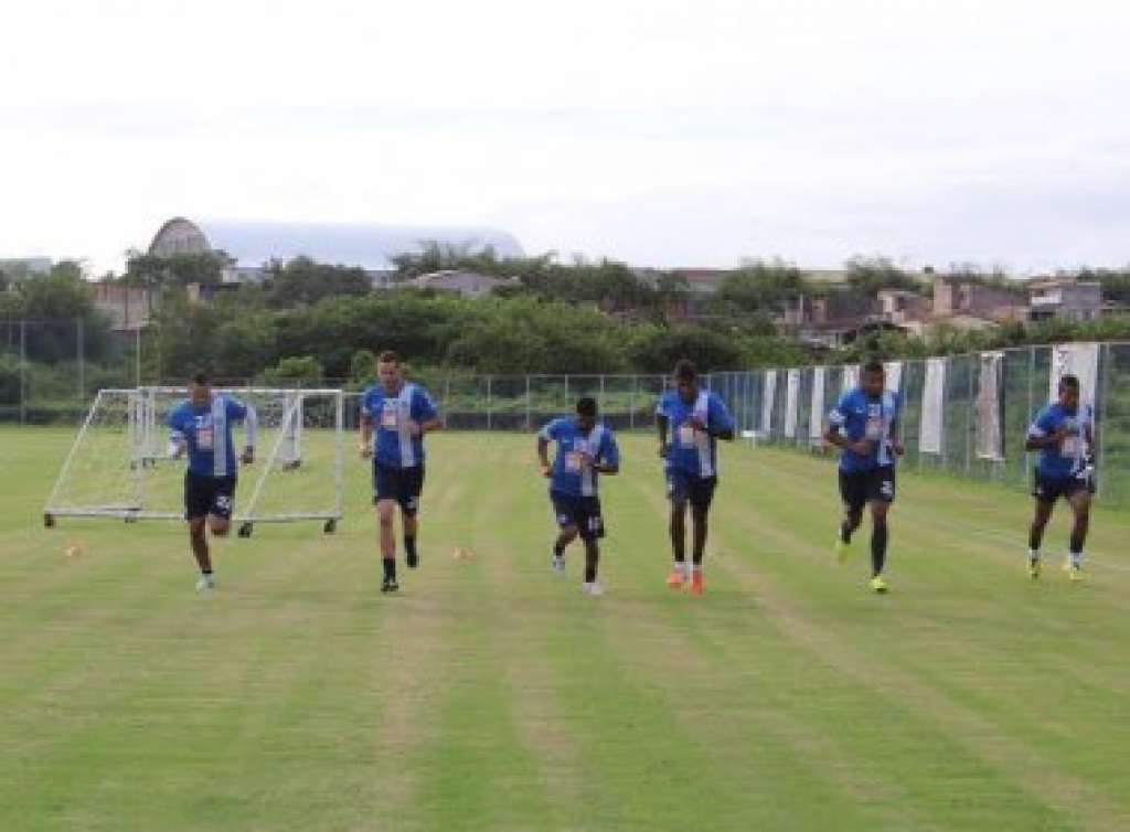 Torcedores recebem jogadores e diretoria do Bahia com protestos em Salvador