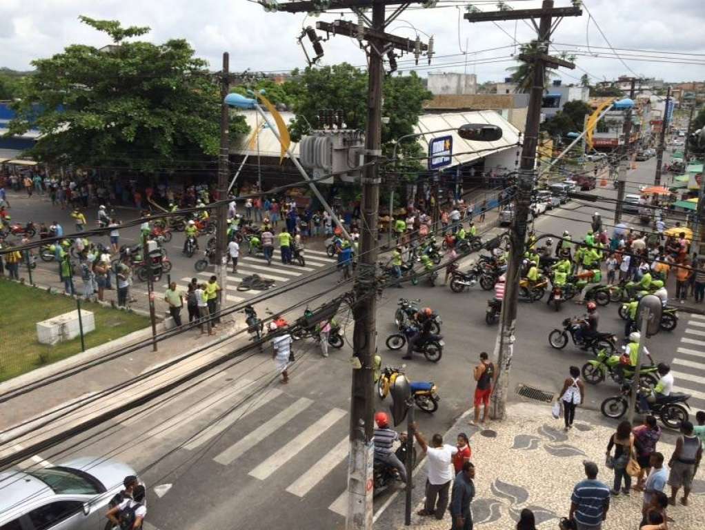 Camaçari: mototaxistas fazem protesto após morte de colega