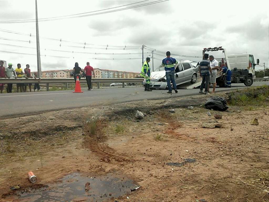 Camaçari: carro capota e motorista morre na Via Parafuso