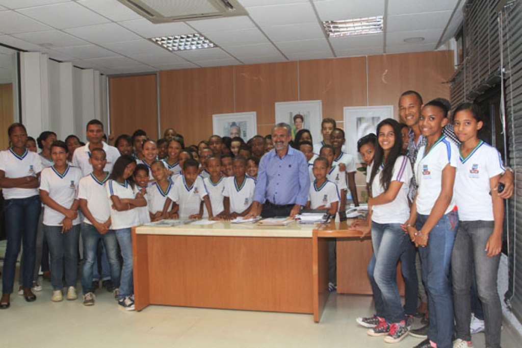 Camaçari: prefeito recebe estudantes de projeto