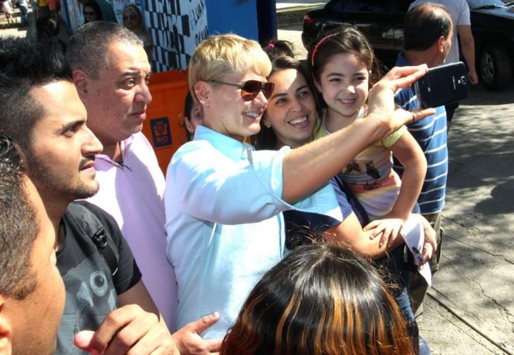 Xuxa vota com Junno Andrade e fãs fazem fotos com ela