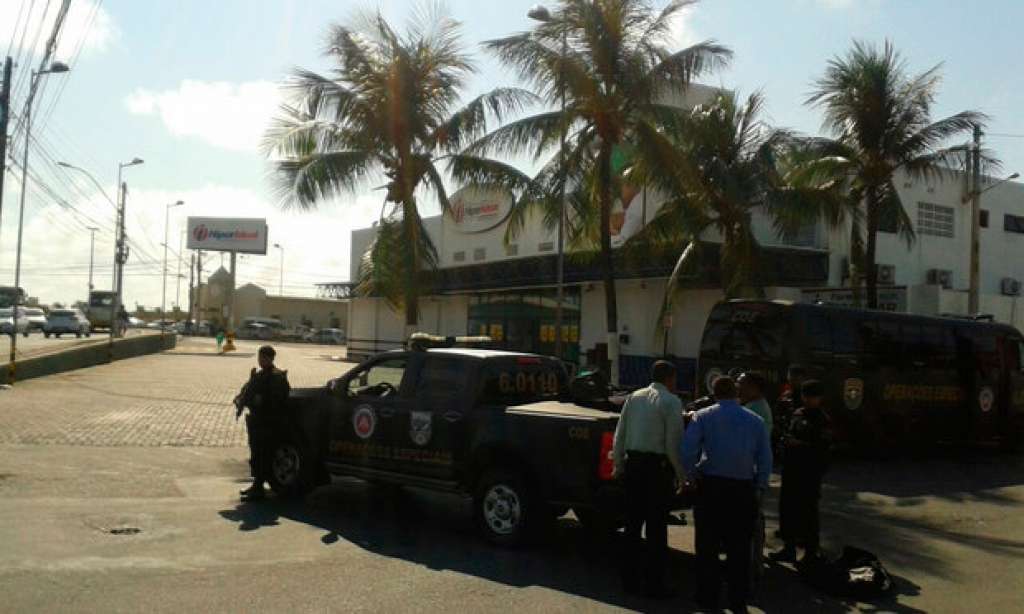 Com suspeita de bomba, polícia isola supermercado em Salvador