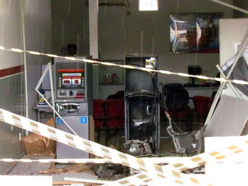 Bandidos explodem caixas eletrônicos em Cristópolis