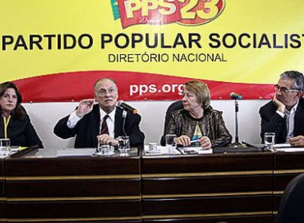 PPS declara apoio a Aécio e presidente pede que partidos da coligação não fiquem neutros