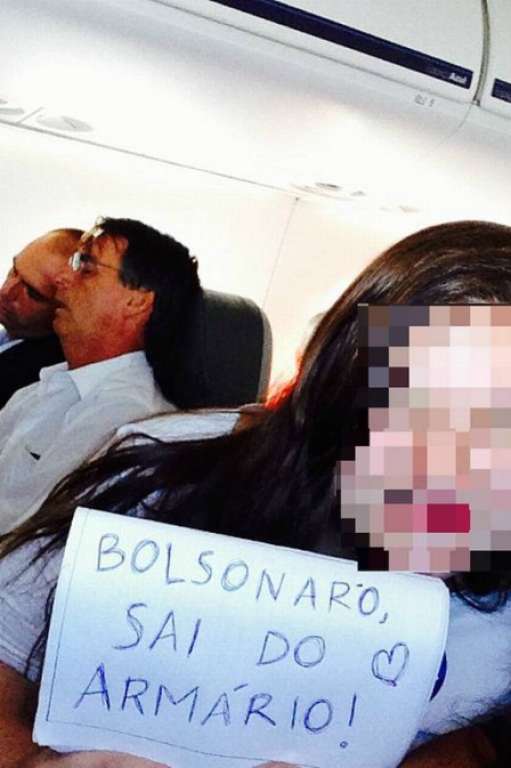 Foto de jovem com cartaz escrito ‘Bolsonaro, sai do armário’ se espalha nas redes sociais