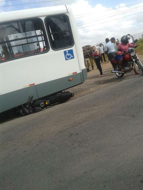 Acidente envolvendo ônibus e motocicleta deixa uma pessoa ferida em Simões Filho