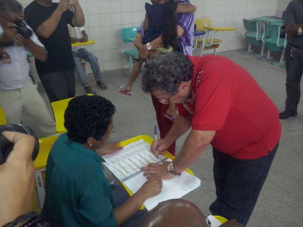 Eleições 2014: em Camaçari, Caetano vota acompanhado de Luiza Maia e comitiva