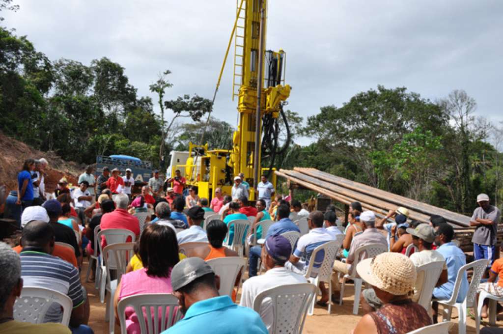 Camaçari: prefeitura leva água aos moradores de Pião Manso
