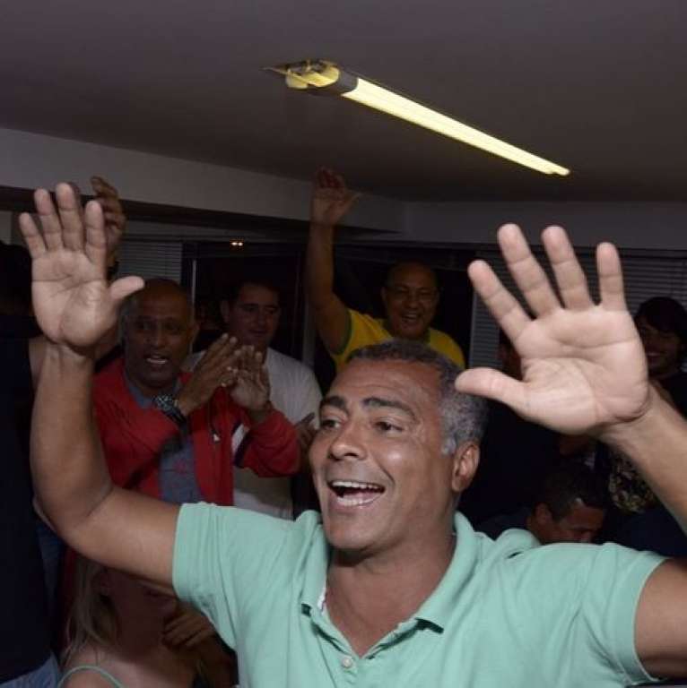 ‘Ex-favelado que virou senador da República’, diz Romário na web