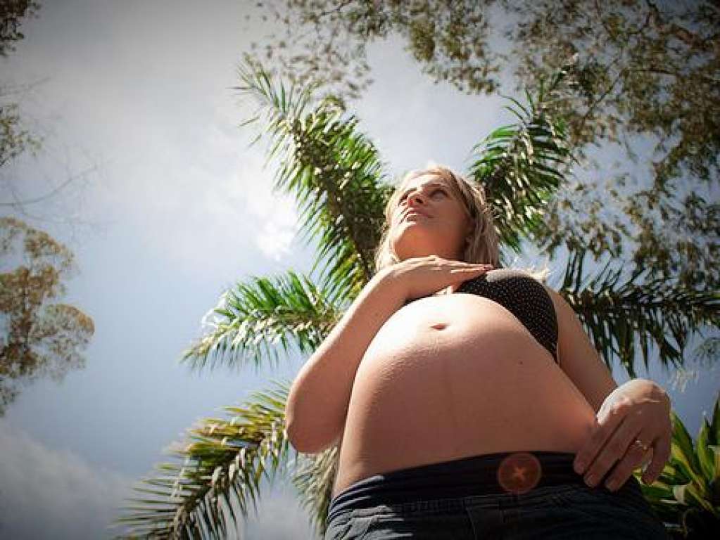 Mais brasileiras esperam chegar aos 30 para ter primeiro filho, diz pesquisa