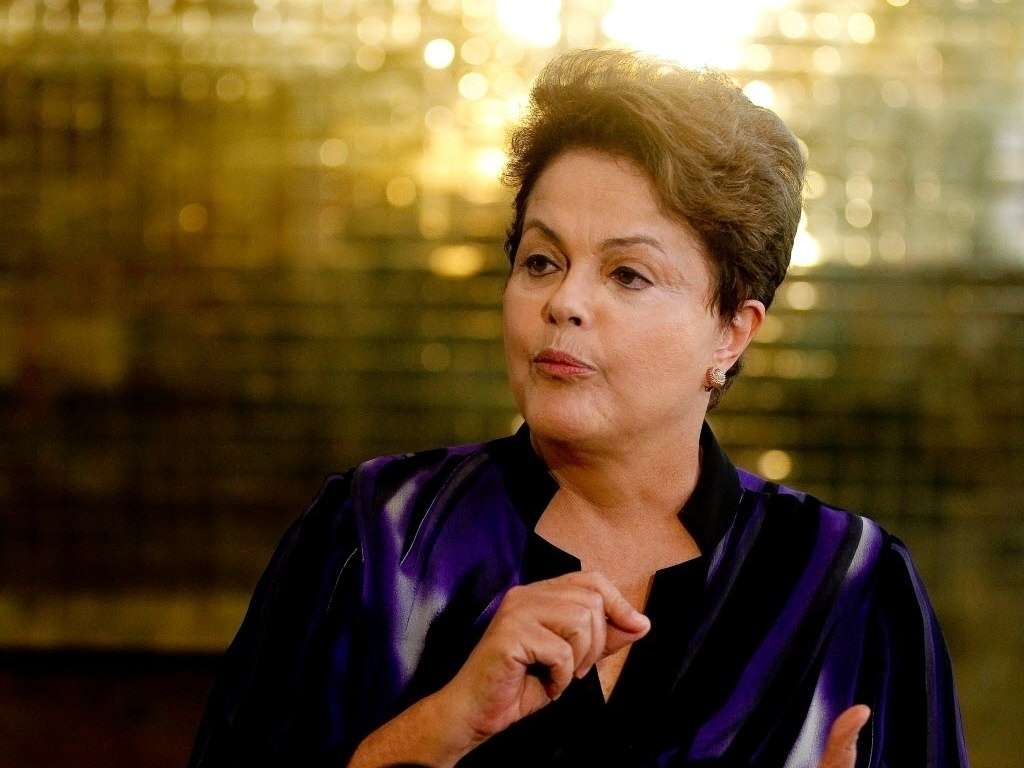 Dilma admite desvio na Petrobras pela primeira vez