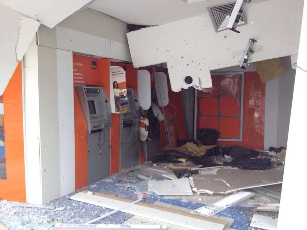 Bandidos explodem caixa eletrônico de agência bancária em Lauro de Freitas