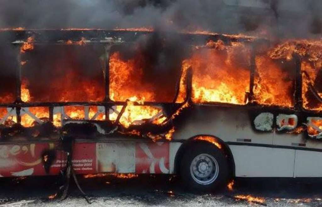 Ônibus pega fogo em avenida de Salvador