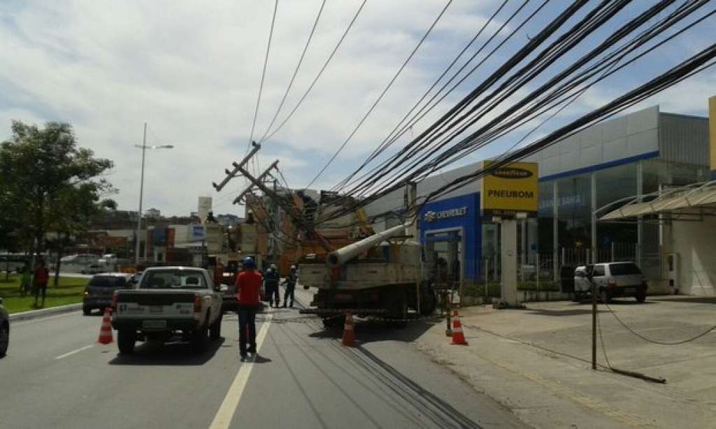 Motorista perde controle da direção e derruba poste em Salvador