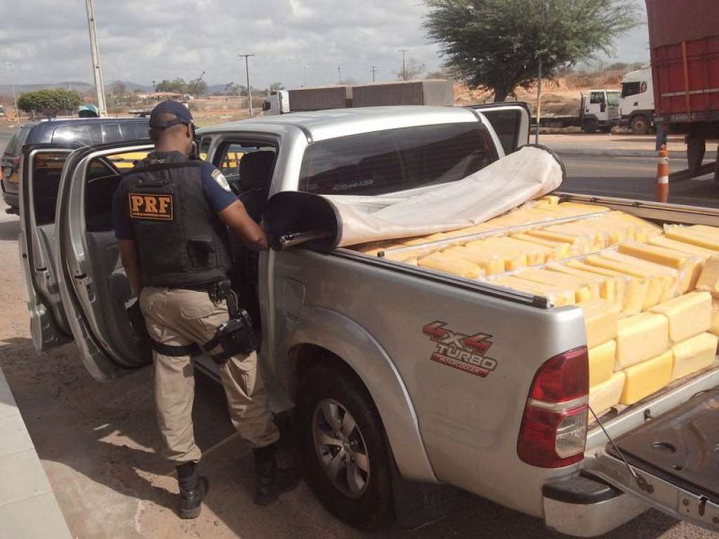 Polícia apreende quase 1 tonelada de laticínios no interior do estado