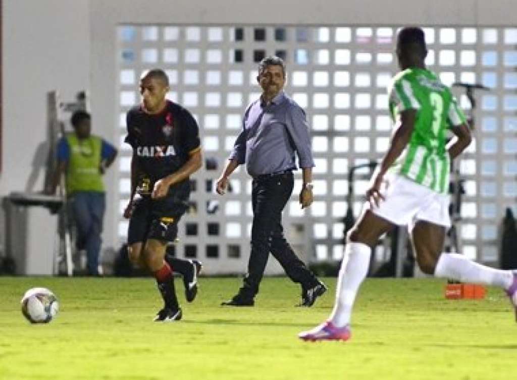 Treinador do Vitória lamenta erro da arbitragem em jogo da Sulamericana