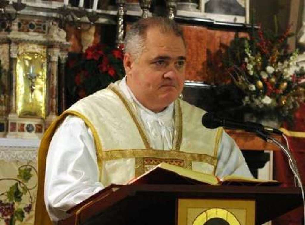 Após admitir pedofilia, padre se enforca em sacristia de igreja