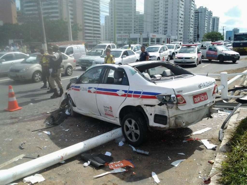 Motorista derruba poste e atropela pedestre em Salvador