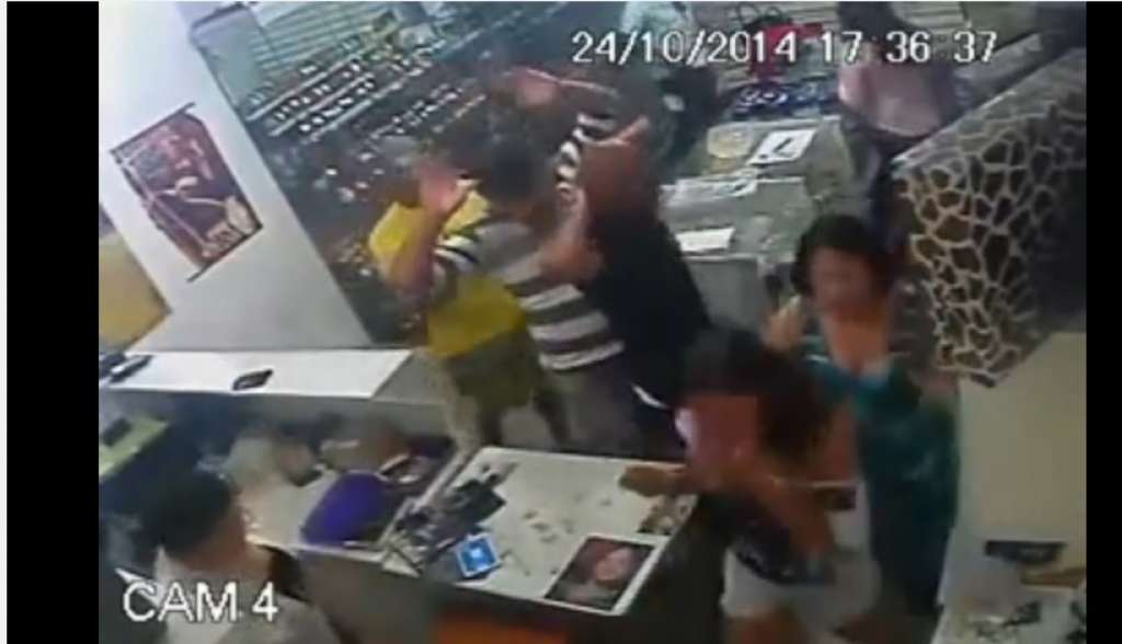 Veja vídeo: bandidos rendem funcionários e clientes durante assalto à joalheria