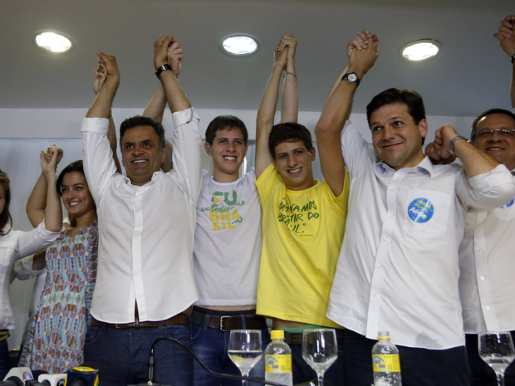 No Recife, Aécio Neves anuncia mudanças em programa para atender a exigências de Marina