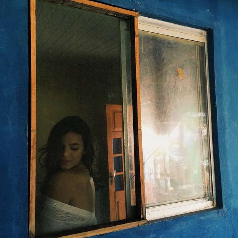 Bruna Marquezine posa sensual em janela