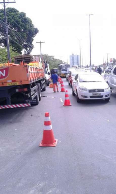 Caminhão tomba na Estrada do Coco e três ficam feridos