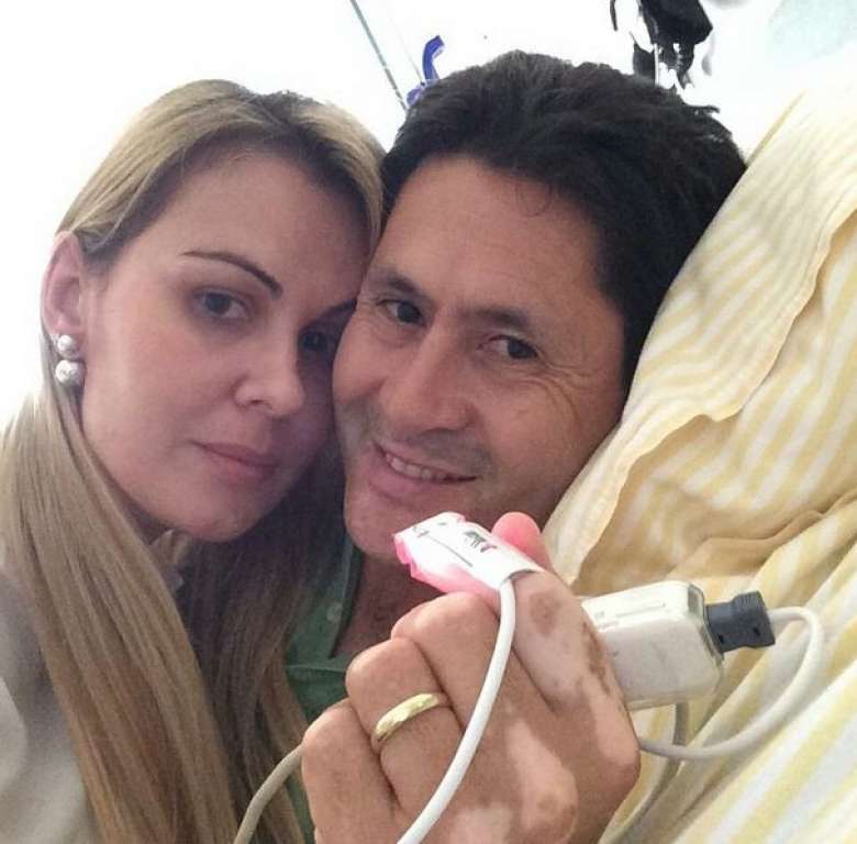 Após AVC, Gian posa com a esposa em hospital