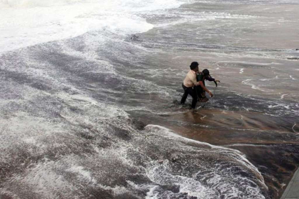 Ciclone mata três pessoas no litoral leste da Índia