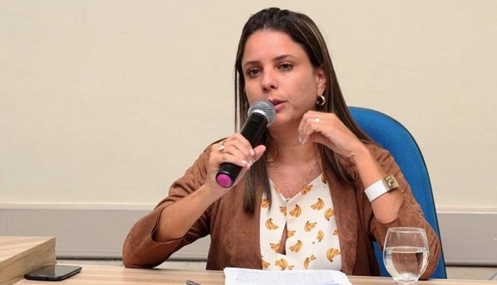 O POVO QUER SABER: Convite para assumir secretaria teria calado vereadora em Lauro de Freitas?