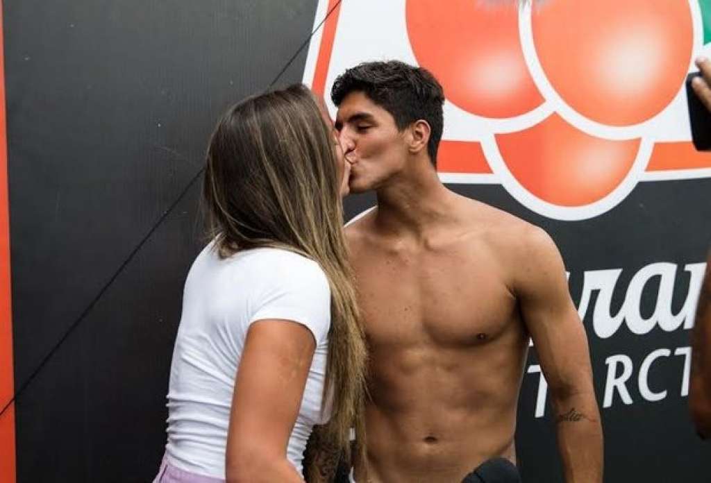 Novo affair ? Nicole Bahls dá beijo na boca de surfista Gabriel Medina