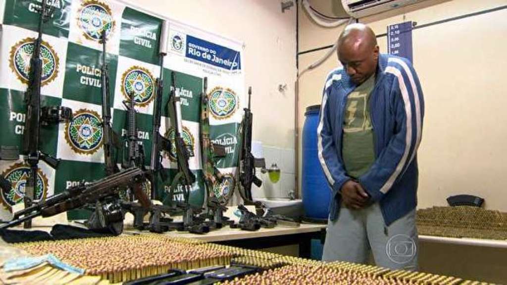 Preso sargento da Marinha que guardava armas para traficantes dentro de casa no Rio