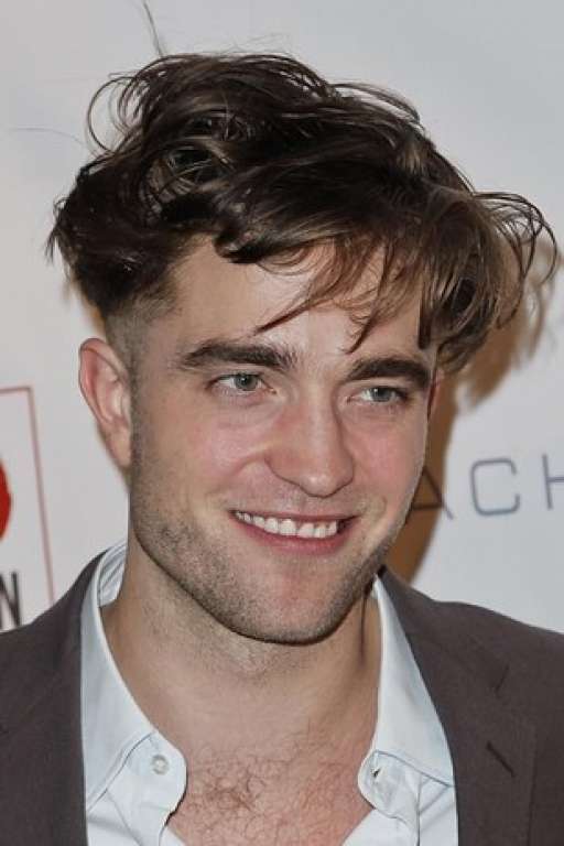 Novo corte de cabelo de Robert Pattinson  chamou atenção em evento beneficente