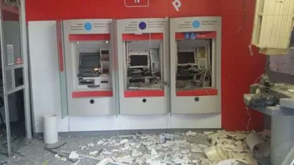 Bandidos explodem caixas eletrônicos de agência bancária no interior