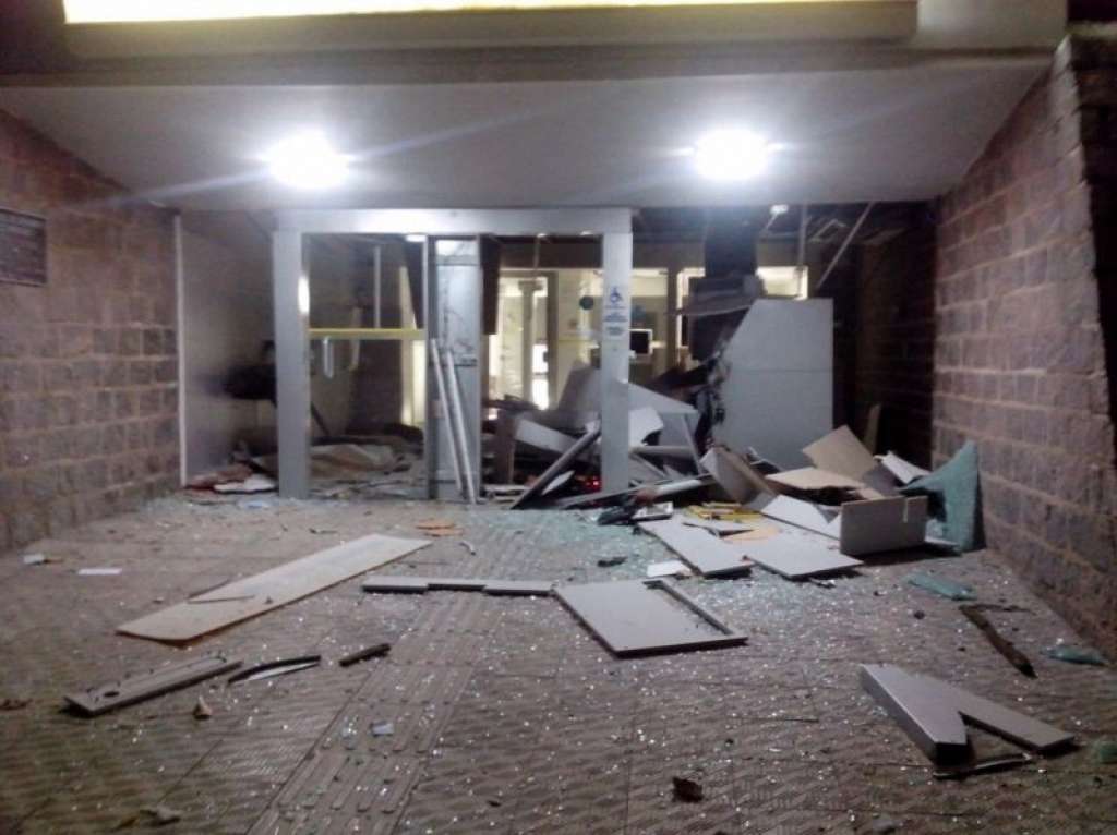Bandidos explodem agência bancária e dos Correios no interior do estado