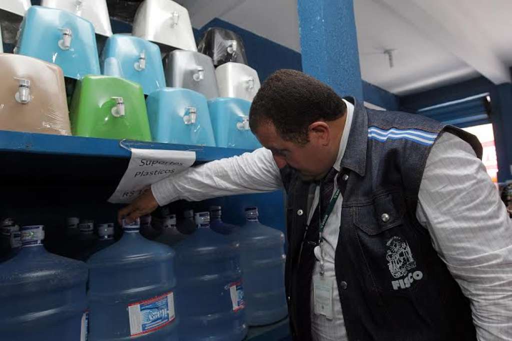 Sefaz-Ba identifica 20 estabelecimentos vendendo garrafões de água mineral sem o selo fiscal